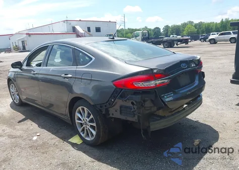2017 Ford Fusion Energi Se Luxury z USA, uszkodzony, nr VIN 3FA6P0PU3HR121802